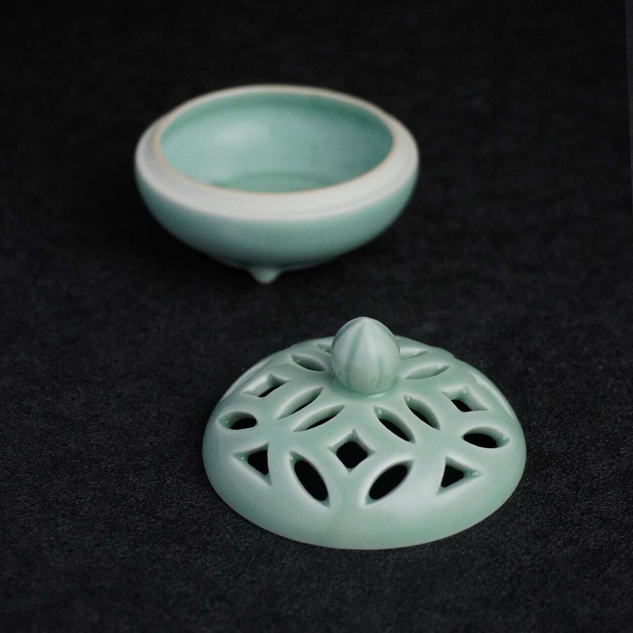 青磁/豆香炉/七宝透かし彫り | 鍋島焼窯元 市川冬山