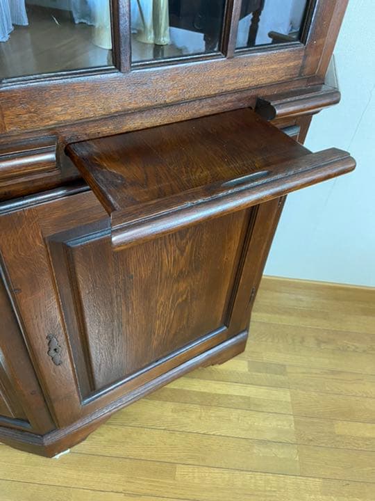 ベルギー製　収納　飾り棚　食器棚　高級感　おしゃれ